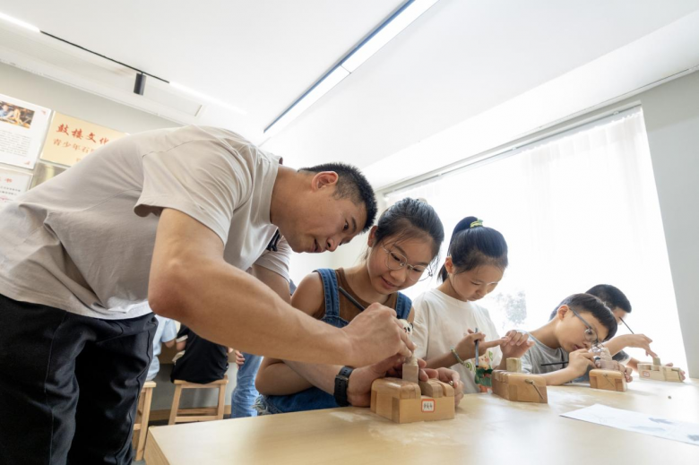 体验石雕魅力 传承非遗技艺——营运公司“特色庭院”开办暑期青少年石雕研学班